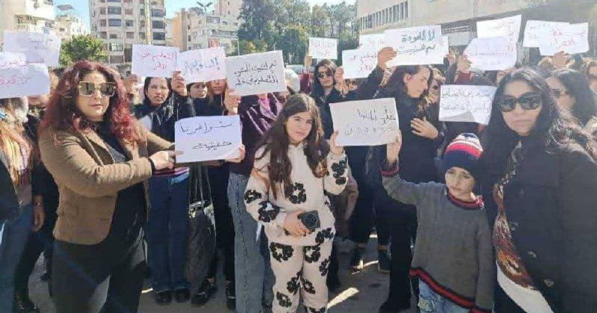 يواصل معلمو اللاذقية اعتصامهم لليوم الخامس على التوالي أمام مديرية التربية، احتجاجاً على قرارات الفصل والنقل التعسفي تحت تهديد إلغاء عقودهم