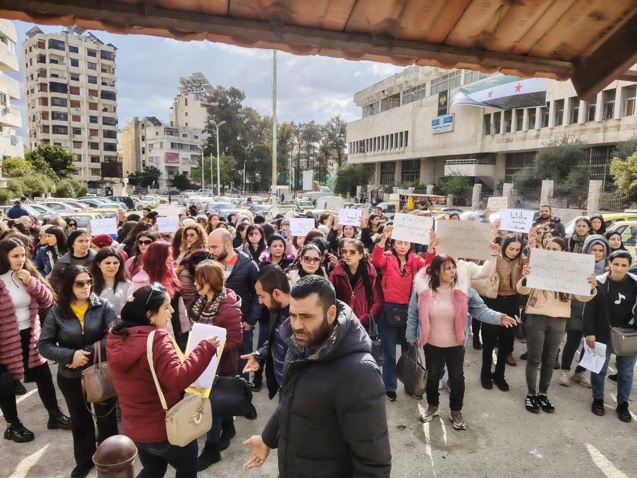 قرارات فصل من العمل استهدفت آلاف الموظفين، وبشكل أساسي من أبناء الطائفة العلوية، خلال عام على وصول الجولاني إلى الحكم
