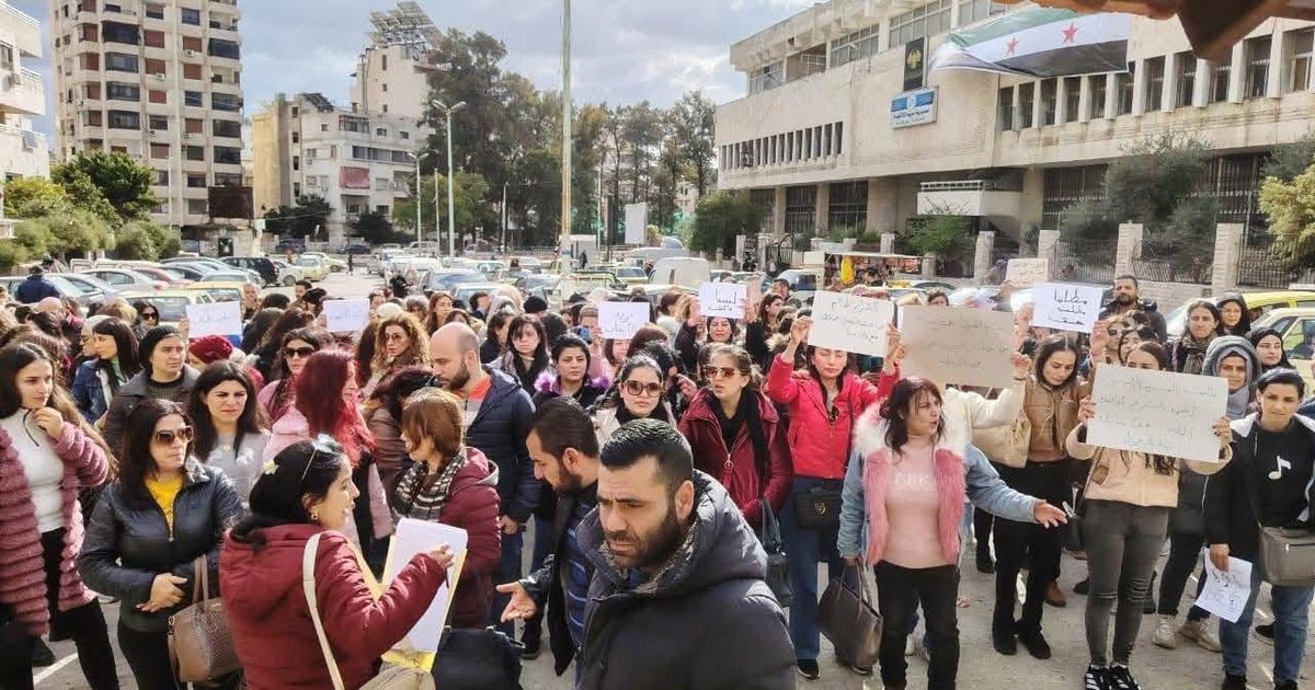 قرارات فصل من العمل استهدفت آلاف الموظفين، وبشكل أساسي من أبناء الطائفة العلوية، خلال عام على وصول الجولاني إلى الحكم