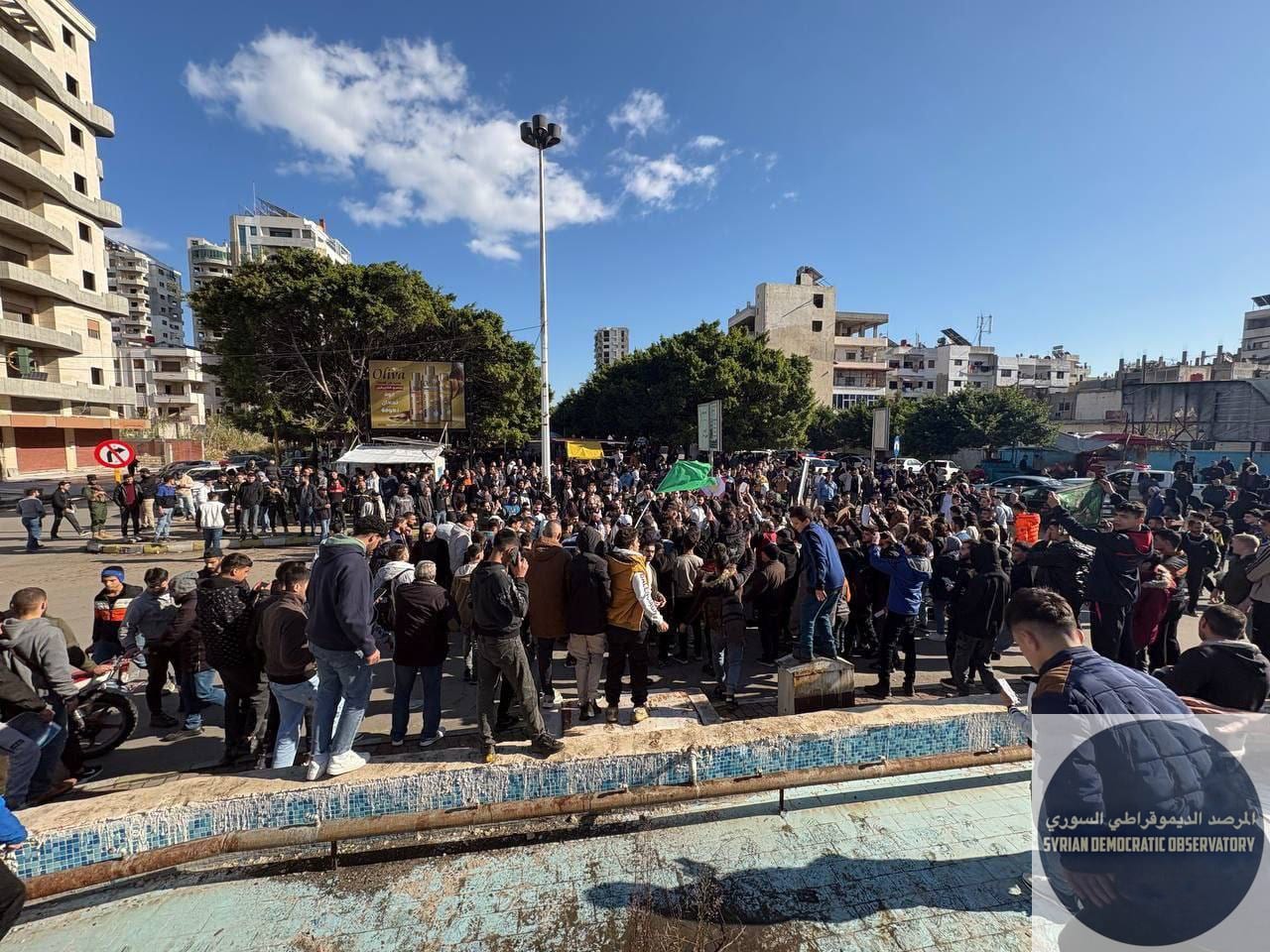 بدء تجمع العلويين في ساحة السعدي بمدينة طرطوس، للمطالبة بنظام فيدرالي ولامركزية سياسية.