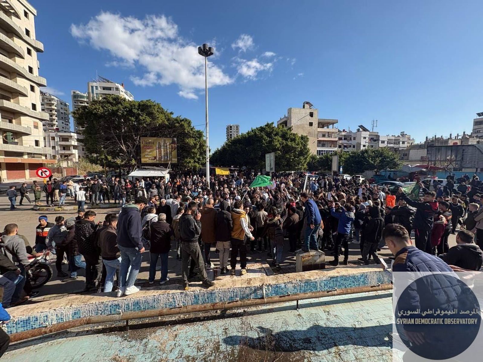 بدء تجمع العلويين في ساحة السعدي بمدينة طرطوس، للمطالبة بنظام فيدرالي ولامركزية سياسية.