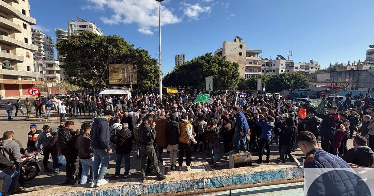 بدء تجمع العلويين في ساحة السعدي بمدينة طرطوس، للمطالبة بنظام فيدرالي ولامركزية سياسية.
