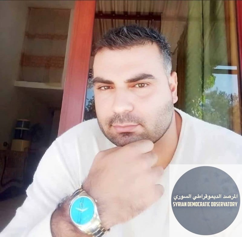 ريف جبلة : اعتقال عدة شبان ممن أجروا التسوية على حاجز رأس العين بريف جبلة، وبينهم الشاب يزن منذر الدرج من قرية غنيري، بتاريخ اليوم 9 آب/أغسطس.