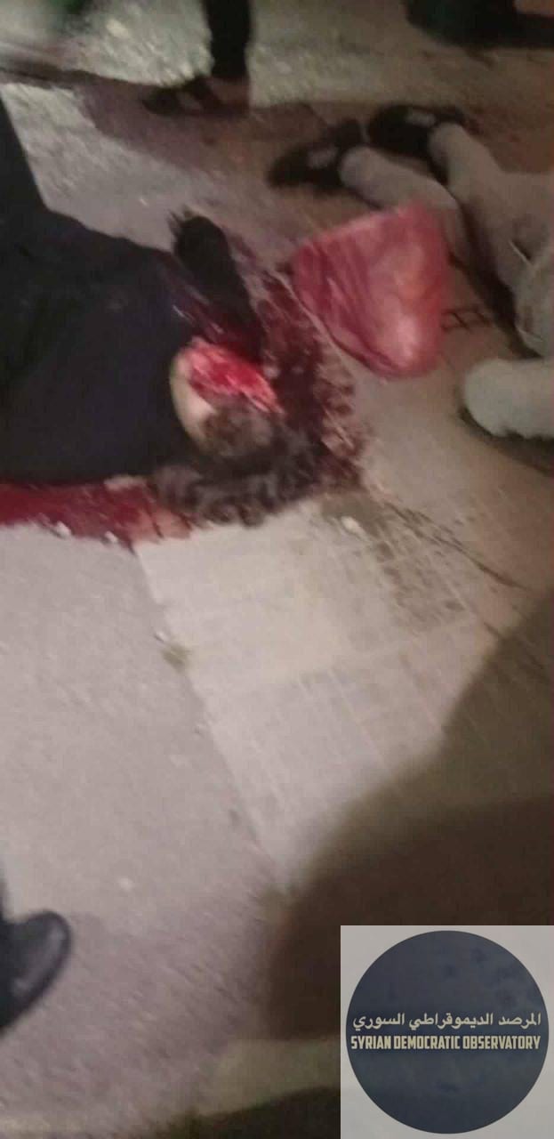 🇸🇾حمص : استشهاد السيد "فواز رجب"والشابة "فتون رجب"، بعد أن أقدم عنصر من نظام الجولاني الجهادي يستقل دراجة نارية على إطلاق النار باتجاه السيد فواز وابنة شقيقه، ما أسفر عن استشهادهم على الفور ، وذلك ب