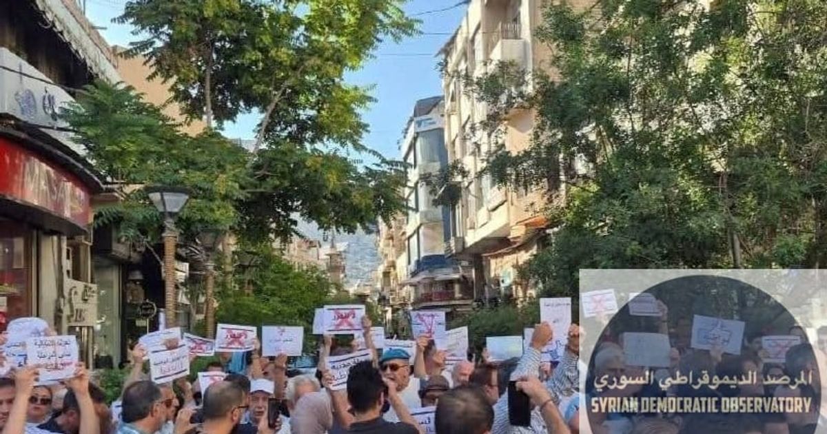 دمشق | خرج اعتصام "قانون وكرامة" أمام مبنى البرلمان السوري في العاصمة دمشق، يحمل مطالب الكرامة والقانون