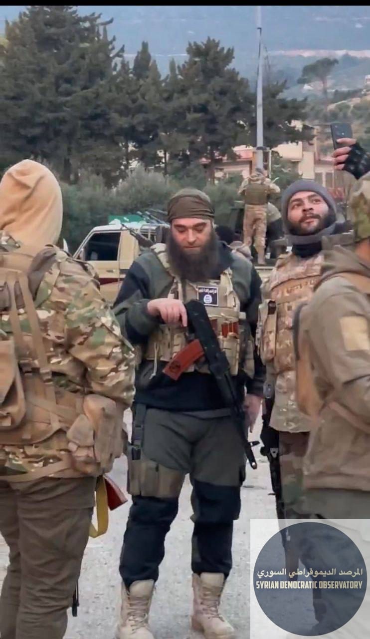 ألم يحدد أبو أحمد حدود وزير داخلية الجولاني انتماء الانتحاري لتنظيم داعش الإرهابي قبل التنظيم، هل ذلك لأن عناصر "وزارة الداخلية" و "وزارة الدفاع" يرفعون علم داعش ويعلقون العلم على بدلاتهم؟ بدون أي اعت