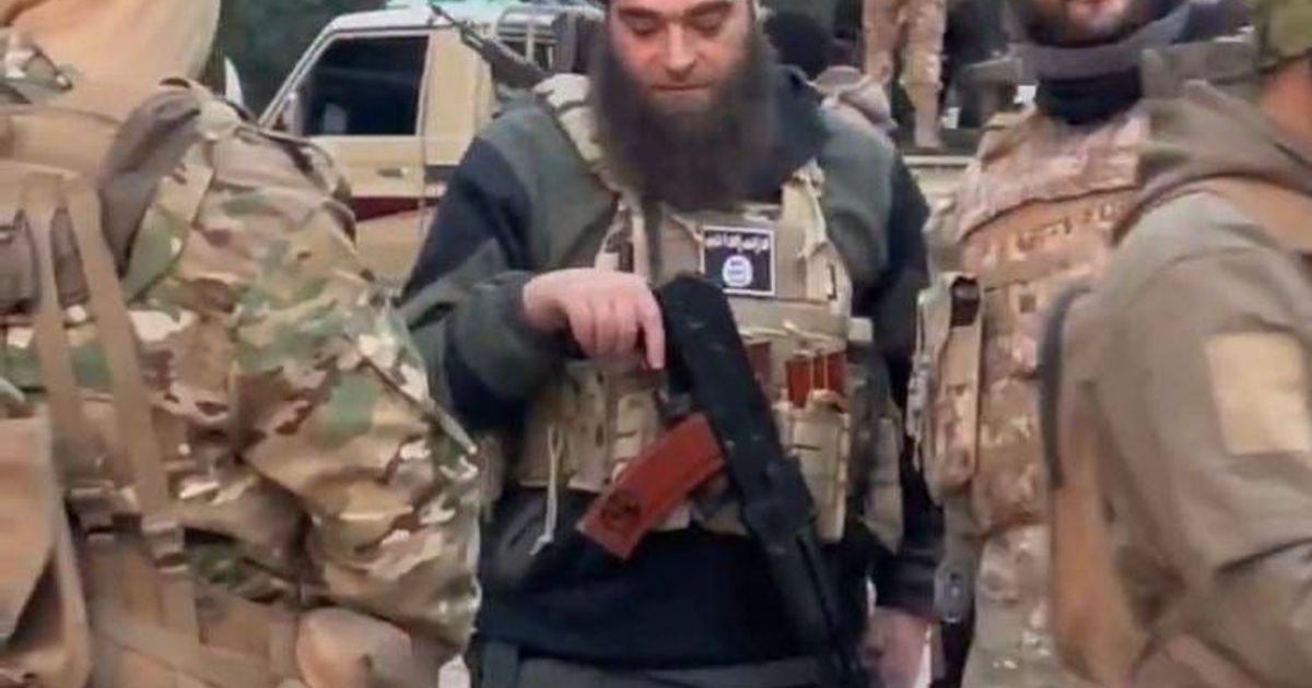 ألم يحدد أبو أحمد حدود وزير داخلية الجولاني انتماء الانتحاري لتنظيم داعش الإرهابي قبل التنظيم، هل ذلك لأن عناصر "وزارة الداخلية" و "وزارة الدفاع" يرفعون علم داعش ويعلقون العلم على بدلاتهم؟ بدون أي اعت