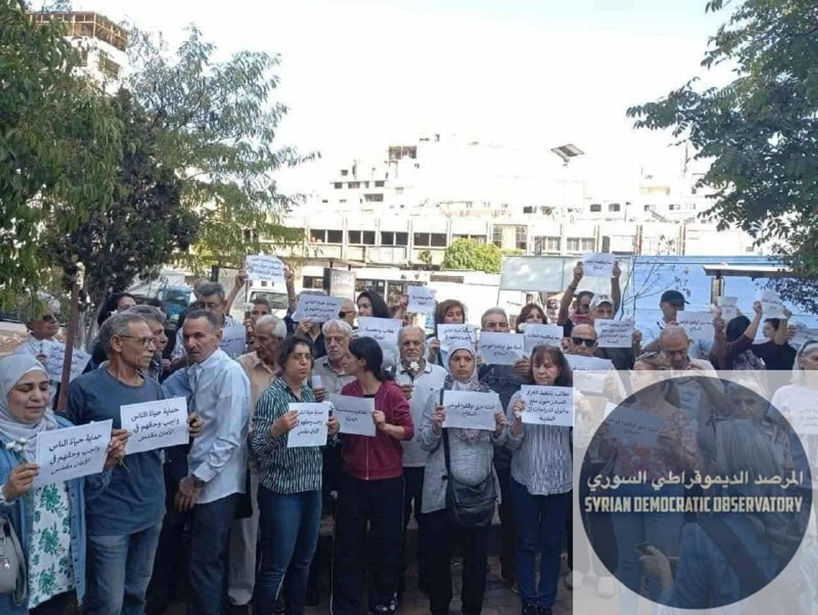 وقفة احتجاجية لعدد من المدرسين في مدينة حمص تنديداً باستشهاد المعلمة ليال دمر غريب برصاص ميلشيات الأمن العام الإرهابية.