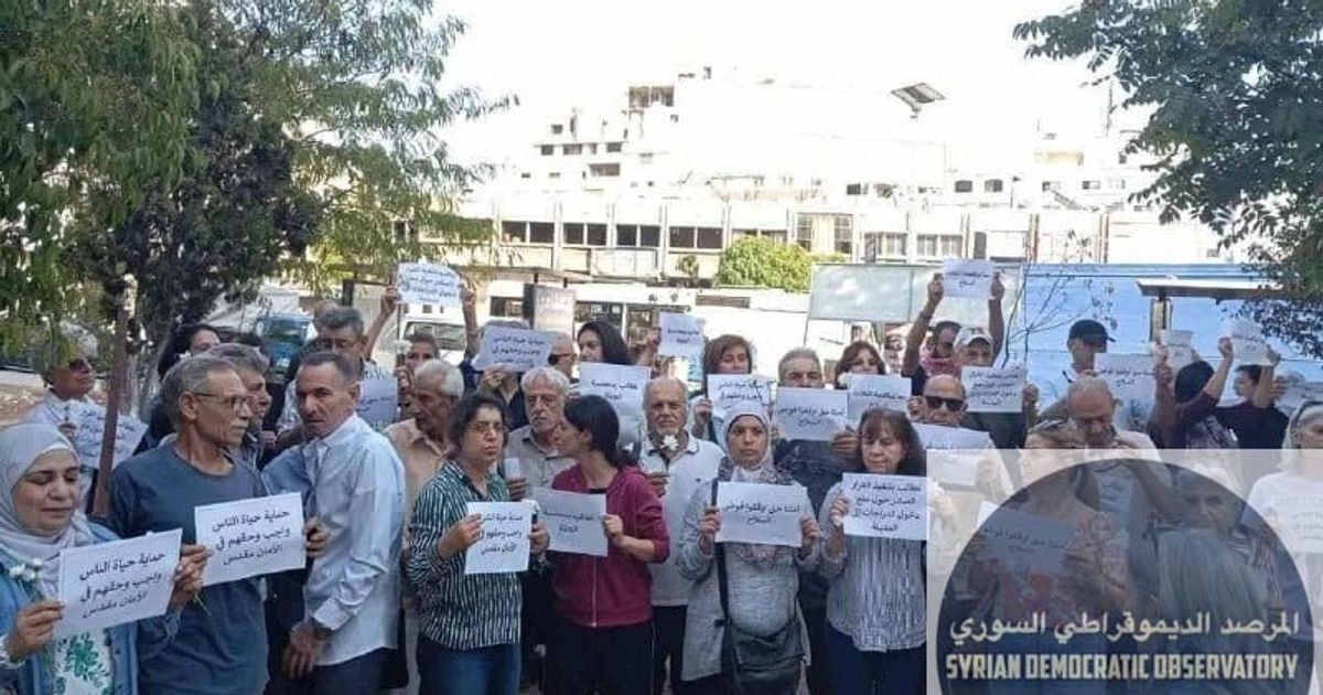وقفة احتجاجية لعدد من المدرسين في مدينة حمص تنديداً باستشهاد المعلمة ليال دمر غريب برصاص ميلشيات الأمن العام الإرهابية.