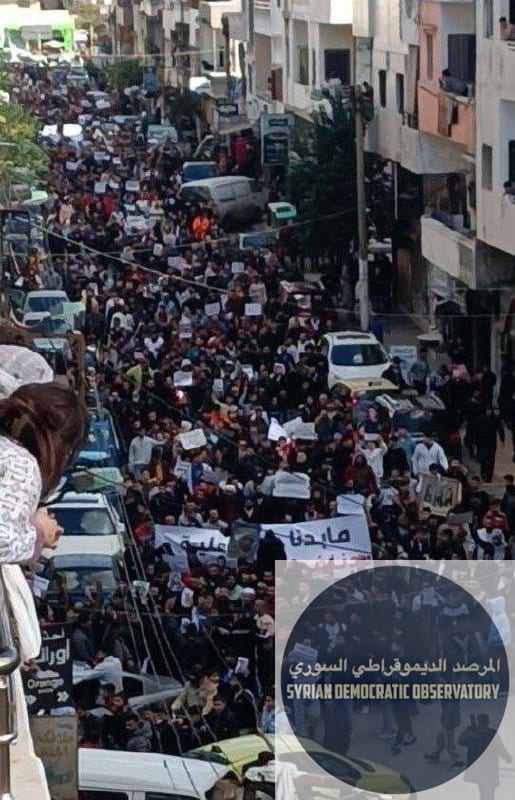 جبلة : استمرار المظاهرة في الشارع العريض بمدينة رغم اعتداء شبيحة الجولاني على المتظاهرين ، مطالبين باللامركزية والفدرالية ووقف الانتهاكات الطائفية