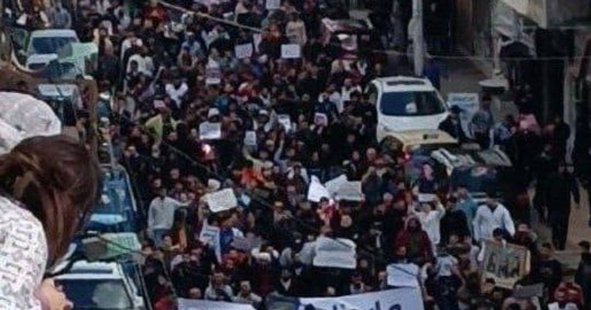 جبلة : استمرار المظاهرة في الشارع العريض بمدينة رغم اعتداء شبيحة الجولاني على المتظاهرين ، مطالبين باللامركزية والفدرالية ووقف الانتهاكات الطائفية