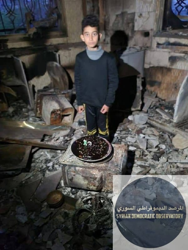احتفل الطفل العلوي جواد شدود بعيد ميلاده العاشر يوم أمس وسط منزله الذي حرق بالكامل من قبل نظام الجولاني الجهادي لأسباب طائفية