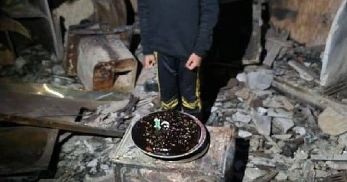 احتفل الطفل العلوي جواد شدود بعيد ميلاده العاشر يوم أمس وسط منزله الذي حرق بالكامل من قبل نظام الجولاني الجهادي لأسباب طائفية