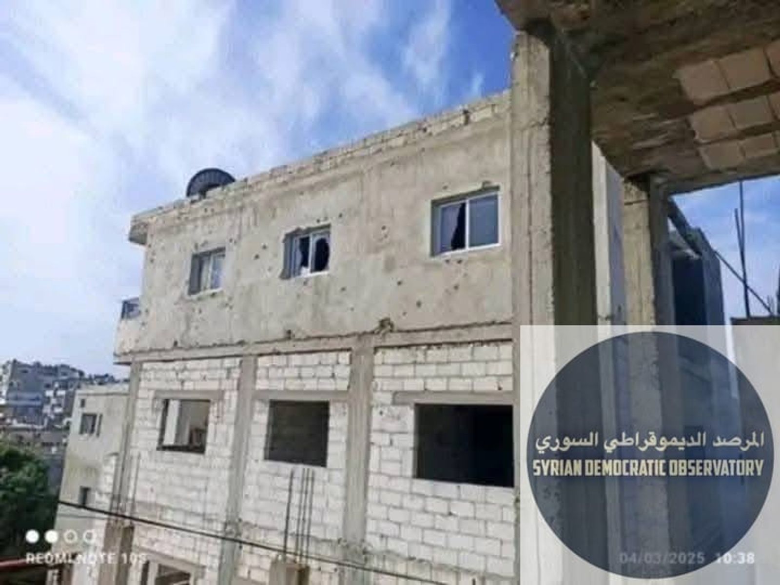 مسلحي ميلشيا يطلقون النيران على منازل المدنيين وممتلكاتهم في منطقة في وسط تريديهم لشعارات طائفية ضد العلويين وقيامهم بالتكبير.