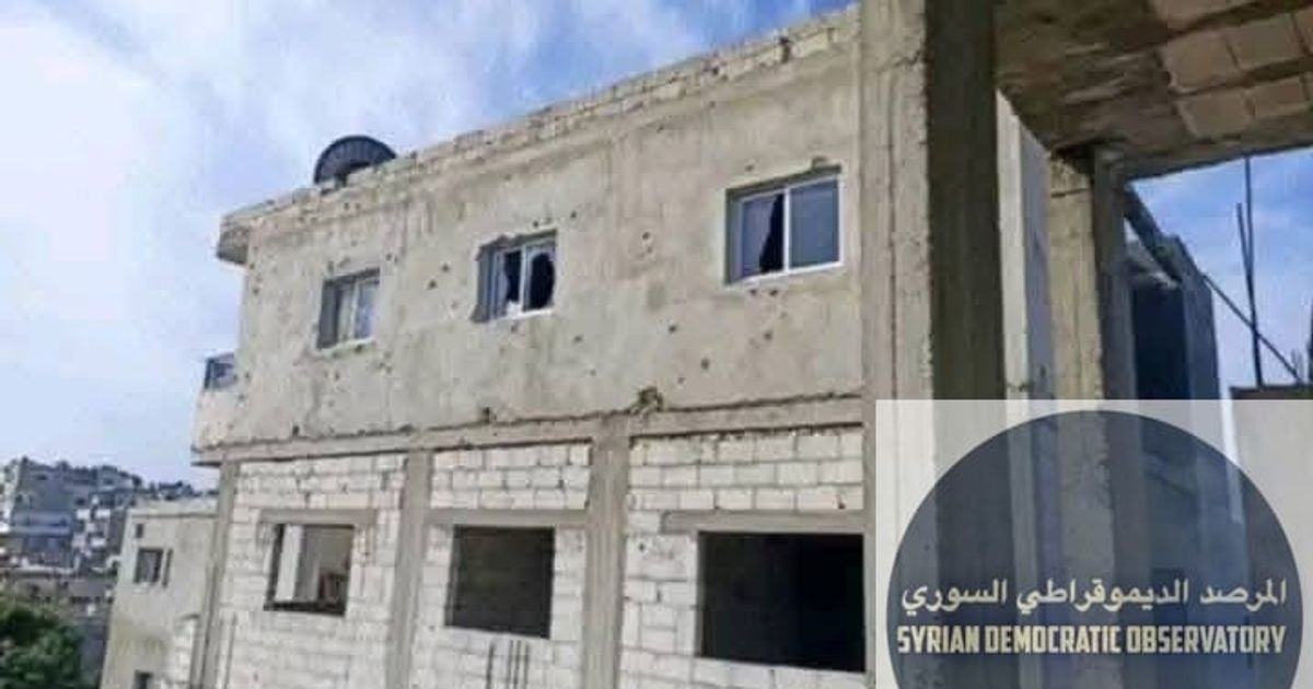 مسلحي ميلشيا يطلقون النيران على منازل المدنيين وممتلكاتهم في منطقة في وسط تريديهم لشعارات طائفية ضد العلويين وقيامهم بالتكبير.