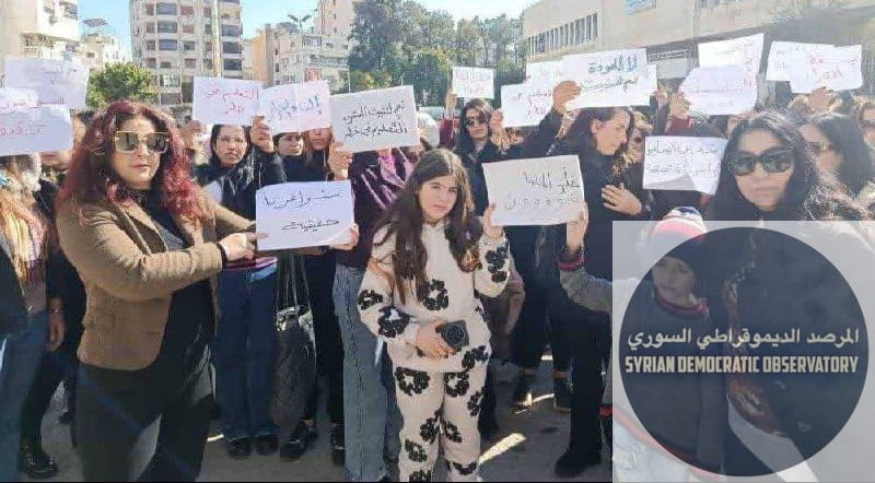 يواصل معلمو اللاذقية اعتصامهم لليوم الخامس على التوالي أمام مديرية التربية، احتجاجاً على قرارات الفصل والنقل التعسفي تحت تهديد إلغاء عقودهم
