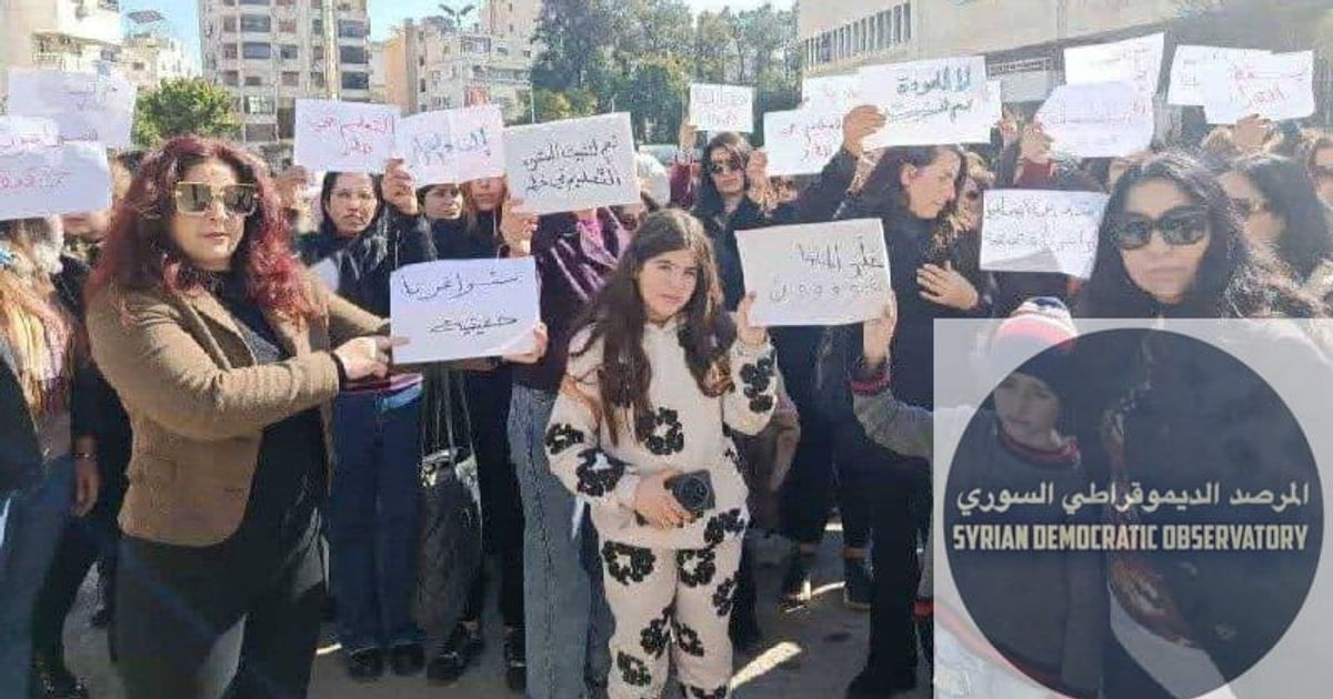 يواصل معلمو اللاذقية اعتصامهم لليوم الخامس على التوالي أمام مديرية التربية، احتجاجاً على قرارات الفصل والنقل التعسفي تحت تهديد إلغاء عقودهم