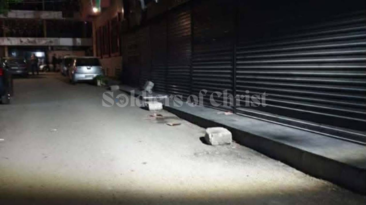 تشميع مطاعم واغلاقها، واعتداء على روادها بسبب تقديمهم للمشروبات الكحولية بحي مسيحي في