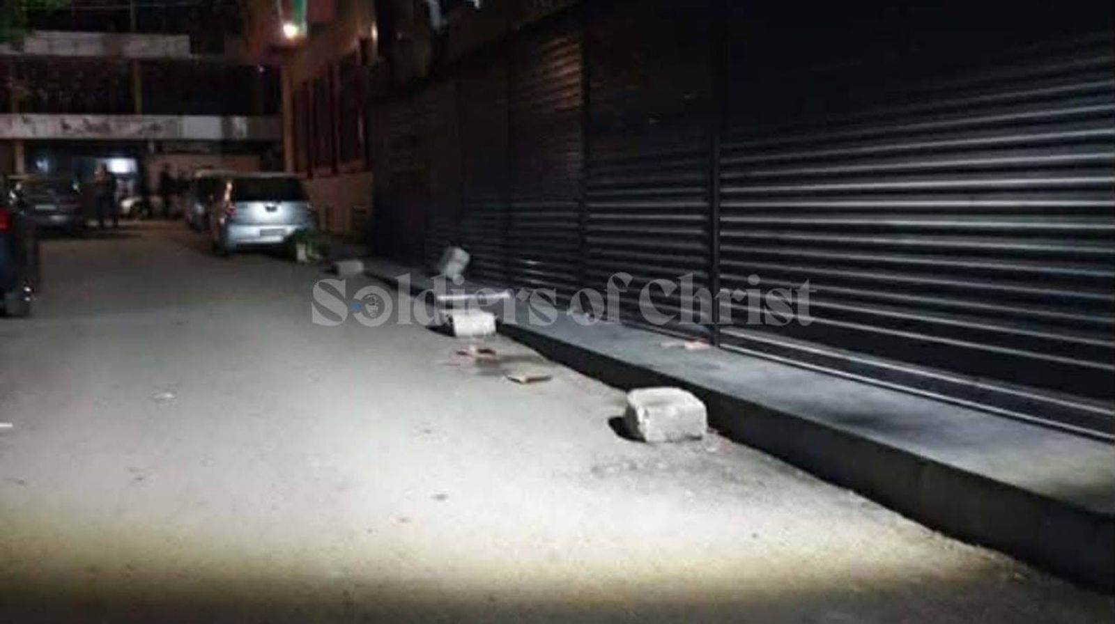 تشميع مطاعم واغلاقها، واعتداء على روادها بسبب تقديمهم للمشروبات الكحولية بحي مسيحي في