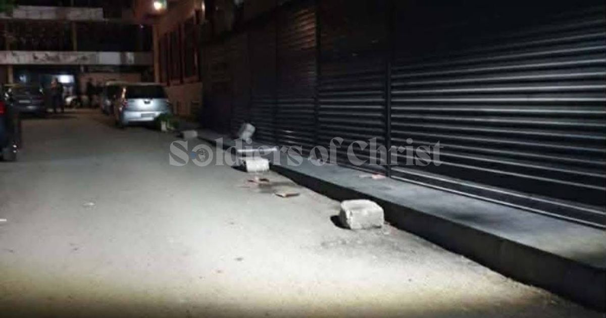 تشميع مطاعم واغلاقها، واعتداء على روادها بسبب تقديمهم للمشروبات الكحولية بحي مسيحي في