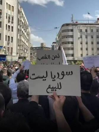 بعد القرار الجديد الصادر عن حكومة الجولاني بمنع المظاهرات بدون ترخيص للحد من حرية التعبير عن الرأي، السلطات الأمنية تماطل في تقديم تراخيص لاعتصامات في دمشق