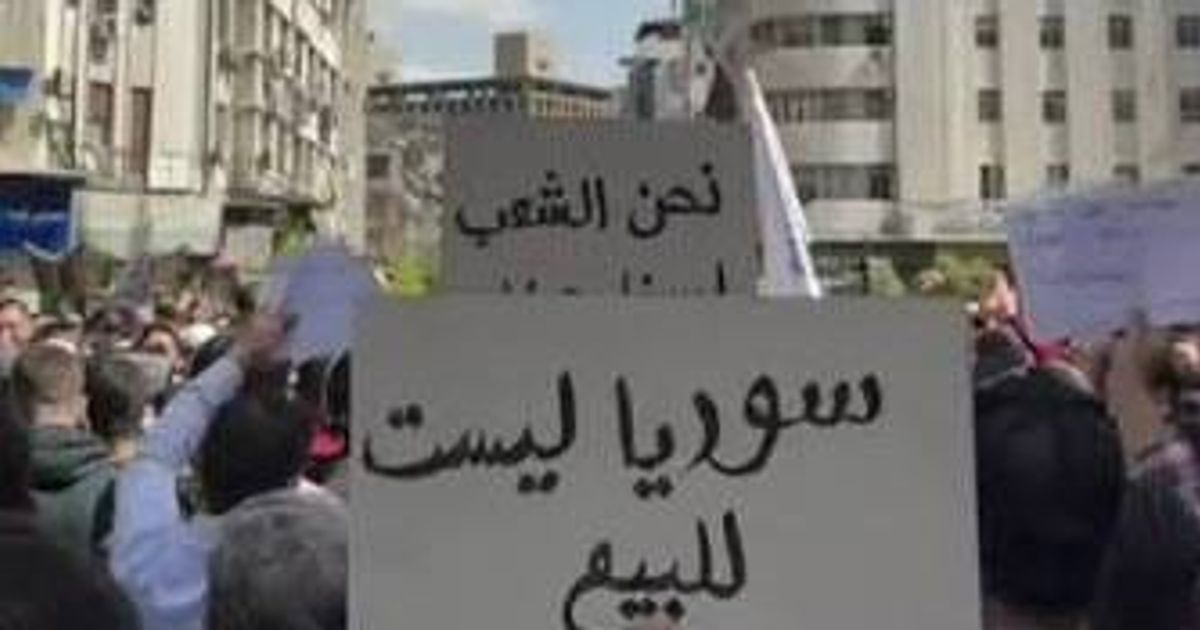 بعد القرار الجديد الصادر عن حكومة الجولاني بمنع المظاهرات بدون ترخيص للحد من حرية التعبير عن الرأي، السلطات الأمنية تماطل في تقديم تراخيص لاعتصامات في دمشق