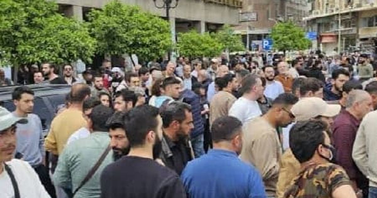 انطلاق التجمّع في ساحة "يوسف العظمة" في للمشاركة في اعتصام الكرامة.