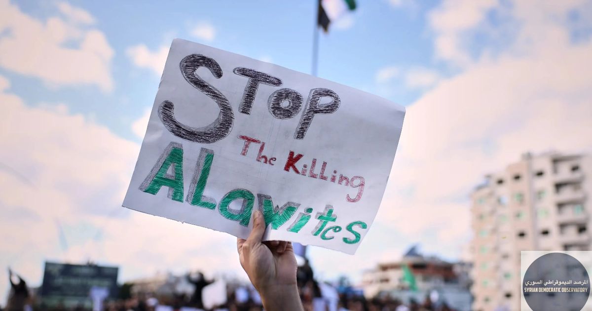 القوات الحكومية السورية وأنصارها يهاجمون متظاهرين علويين يطالبون بوقف القتل وعمليات الخطف