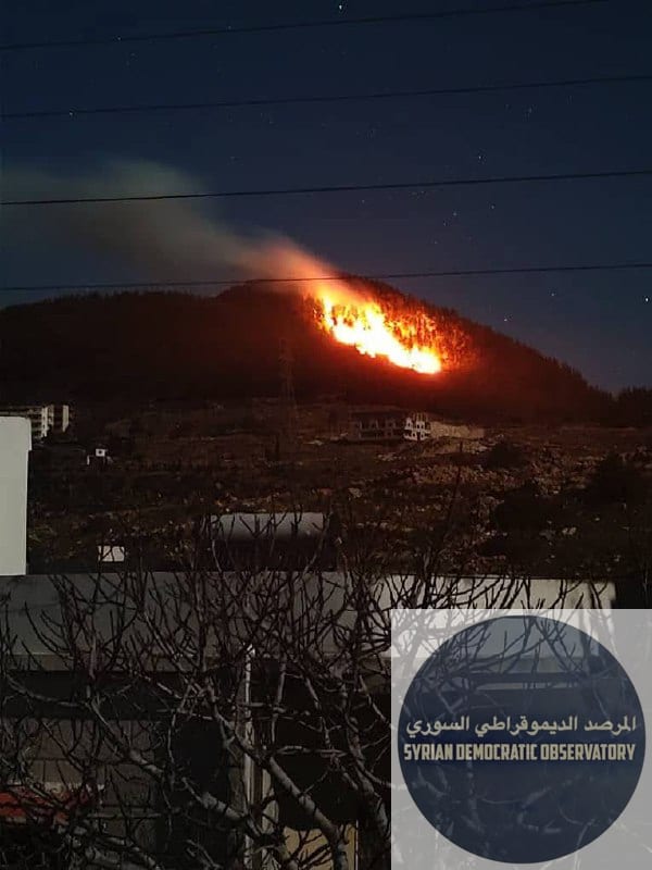 مجاهدي تنظيم هيئة تحرير الشام الإرهابي يشعلون النيران منذ حوالي الساعة (التاسعة ليلاً) في جبل المولى حسن في ، ريف محافظة .