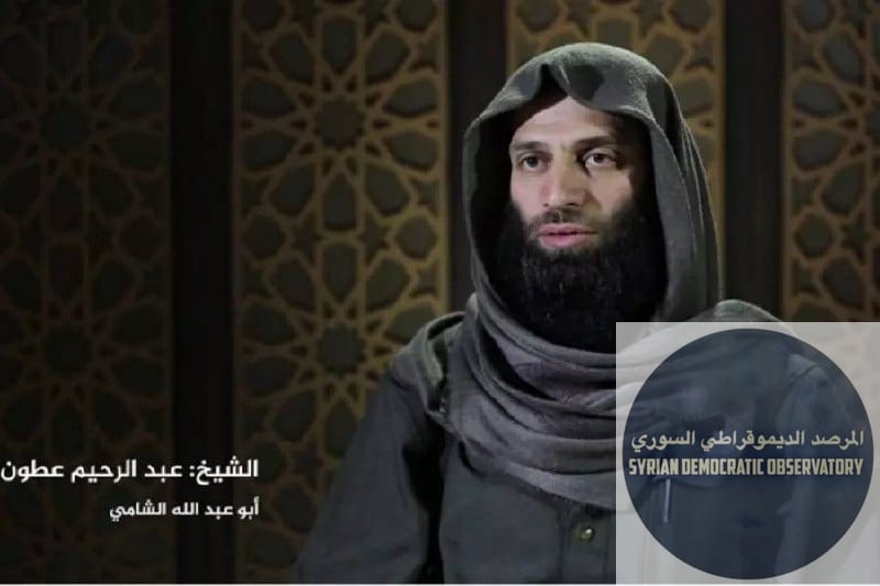 عبد الرجيم عطون، شرعي وعضو مجلس شورى تنظيم هيئة تحرير الشام الإرهابي، و سابقاً جبهة النصرة، ضمن اجتماع لقيادات النظام الإرهابي العسكرية، ويظهر جالساً على يمين مرهف أبو قصرة.