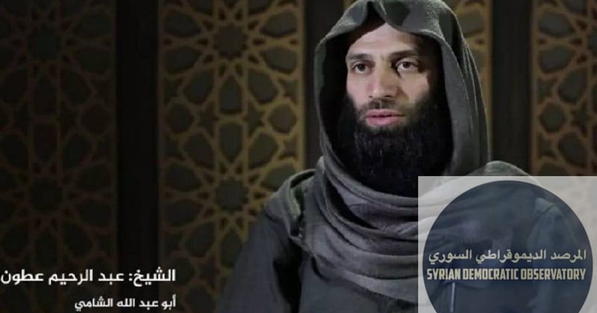 عبد الرجيم عطون، شرعي وعضو مجلس شورى تنظيم هيئة تحرير الشام الإرهابي، و سابقاً جبهة النصرة، ضمن اجتماع لقيادات النظام الإرهابي العسكرية، ويظهر جالساً على يمين مرهف أبو قصرة.
