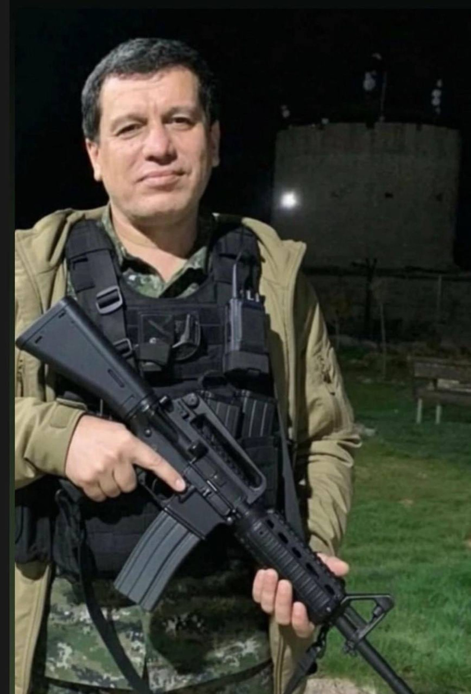 مظلوم عبدي وإلهام أحمد، كلاهما ارتديا اللباس العسكري للمشاركة في الدفاع عن مناطقهم ووجودهم.