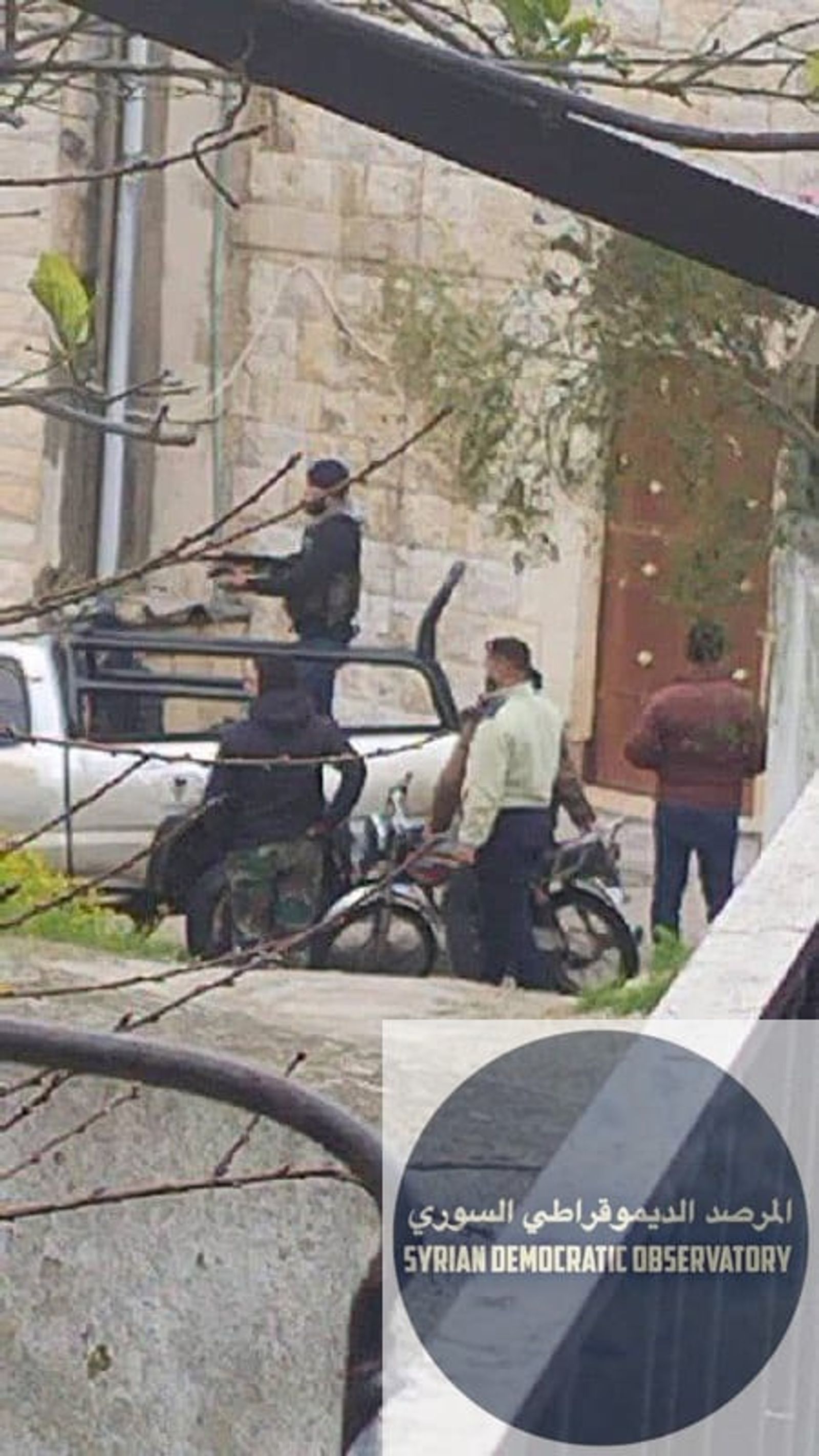 قام شبان مسيحيين من قرية مشتى عازار في وادي النصارى، محافظة ، بمنع محاولة قطع أشجار من بساتينهم من قبل مجموعة من أهالي قرية من القومية التركمانية، فاقتحم أهالي قرية بالرشاشات الخفيفة والثقيلة قرية مشت