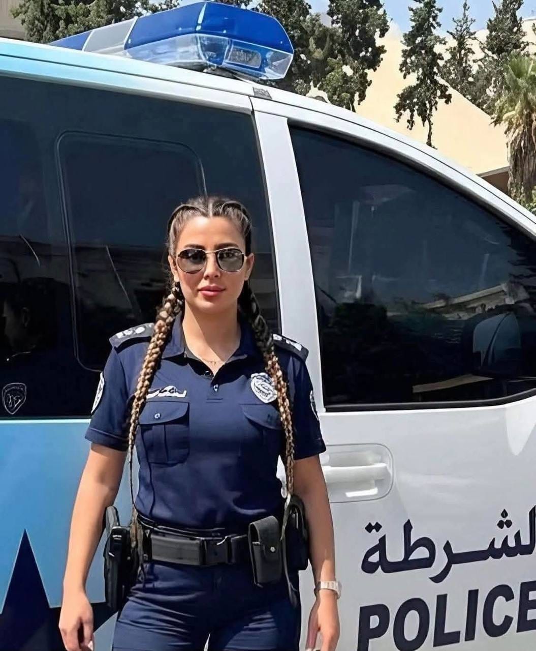 على اليسار صورة لتخريج دفعة الجهاز الأمني الجديد “الشرطة السياحية”، على الرغم من عدم وجود سياحة في سوريا حالياً، ولكن لابأس