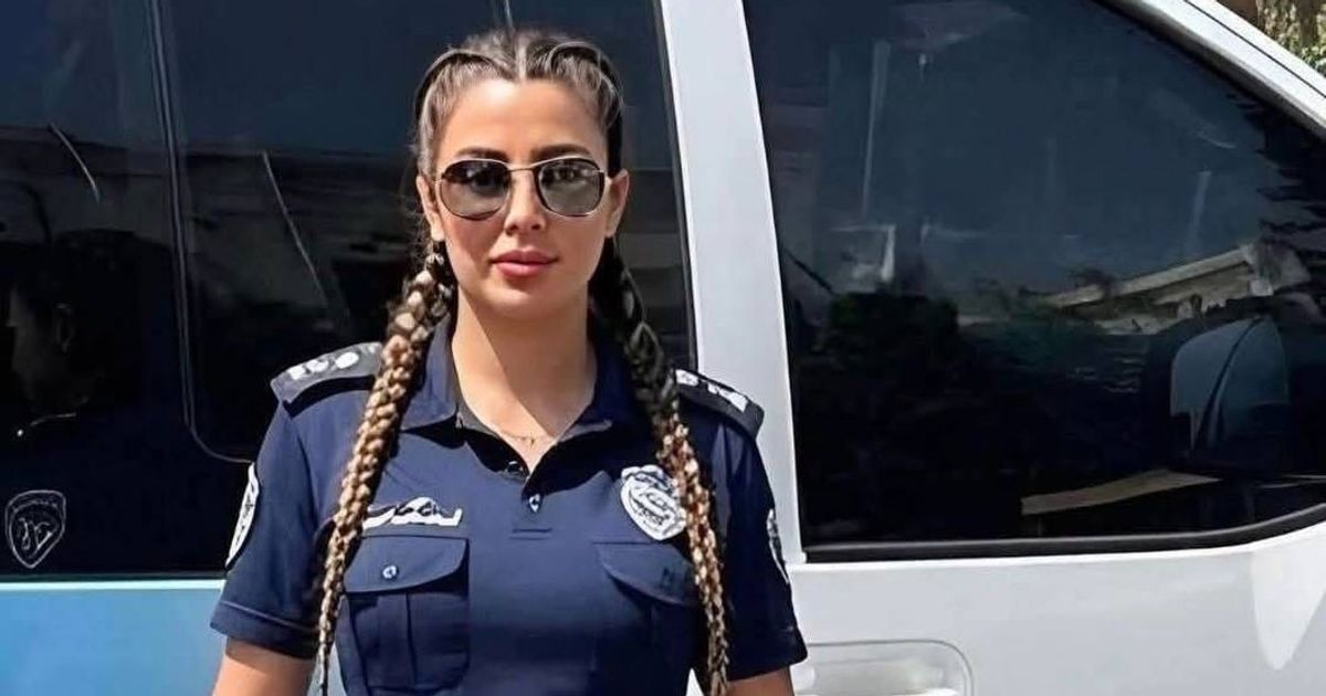 على اليسار صورة لتخريج دفعة الجهاز الأمني الجديد “الشرطة السياحية”، على الرغم من عدم وجود سياحة في سوريا حالياً، ولكن لابأس