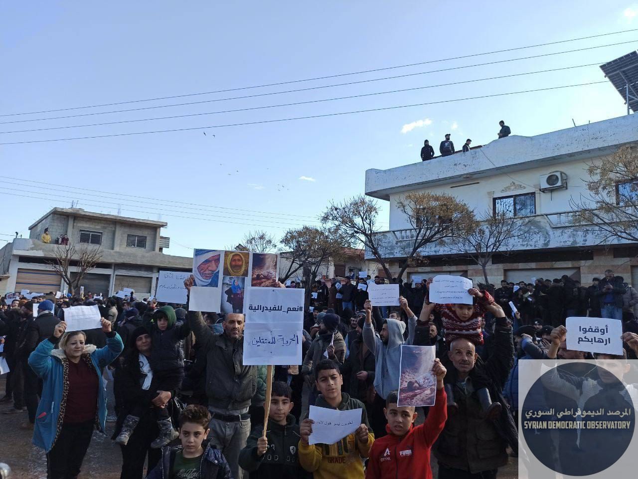 أهالي بلدات وادي العيون و نهر البارد في ريف محافظة حماة الغربين يتظاهرون للمطالبة بنظام حكم فيدرالي ولامركزي سياسي