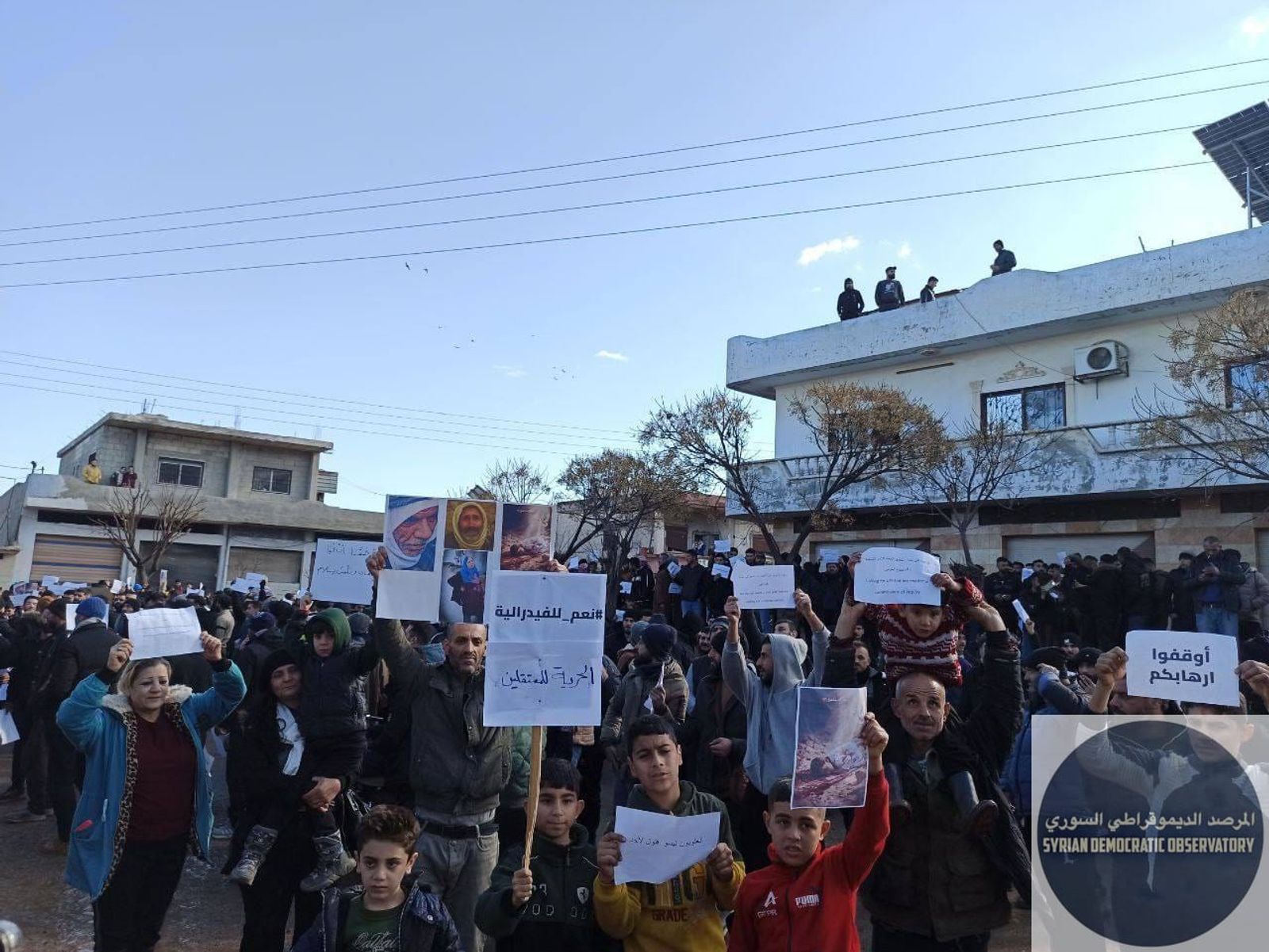 أهالي بلدات وادي العيون و نهر البارد في ريف محافظة حماة الغربين يتظاهرون للمطالبة بنظام حكم فيدرالي ولامركزي سياسي