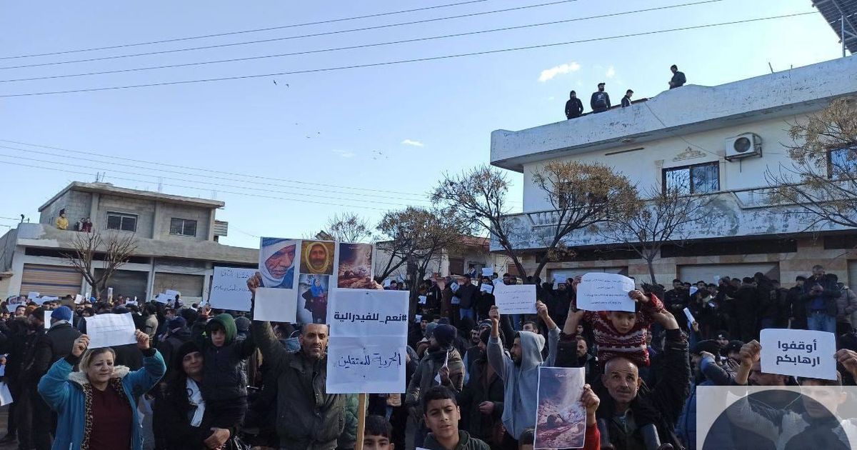 أهالي بلدات وادي العيون و نهر البارد في ريف محافظة حماة الغربين يتظاهرون للمطالبة بنظام حكم فيدرالي ولامركزي سياسي