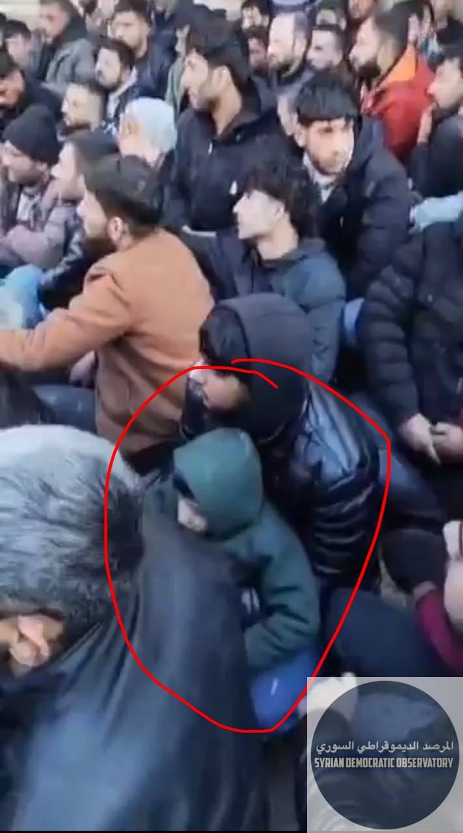 يظهر طفل معتقل بين المعتقلين الكورد في المقطع السابق من قبل ميلشيات الجولاني الإرهابية ، ويتم وصفهم بأنهم "غنم" في حي الشيخ مقصود ب