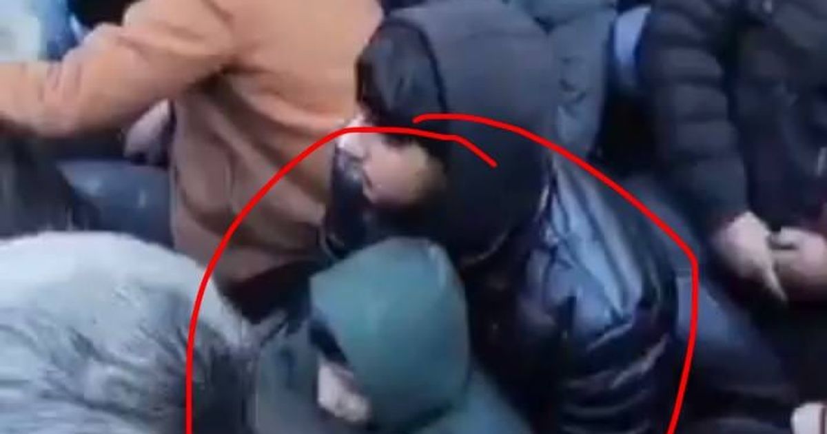 يظهر طفل معتقل بين المعتقلين الكورد في المقطع السابق من قبل ميلشيات الجولاني الإرهابية ، ويتم وصفهم بأنهم "غنم" في حي الشيخ مقصود ب