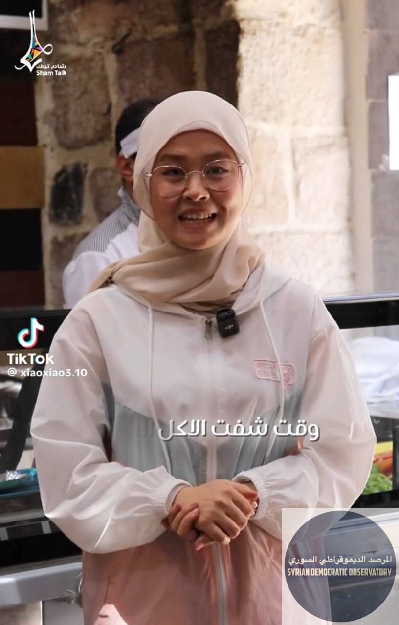 نقدم اعتذار للشابة في الصورة وعائلتها والتي نشرنا يوم أمس أنها من قومية الإيغور وابنة أحد المقاتلين الأجانب، تبين أن الشابة ابنة رجل دمشقي كان يعيش في الصين، ووالدتها صينية من قومية مسلمة أخرى في الصي