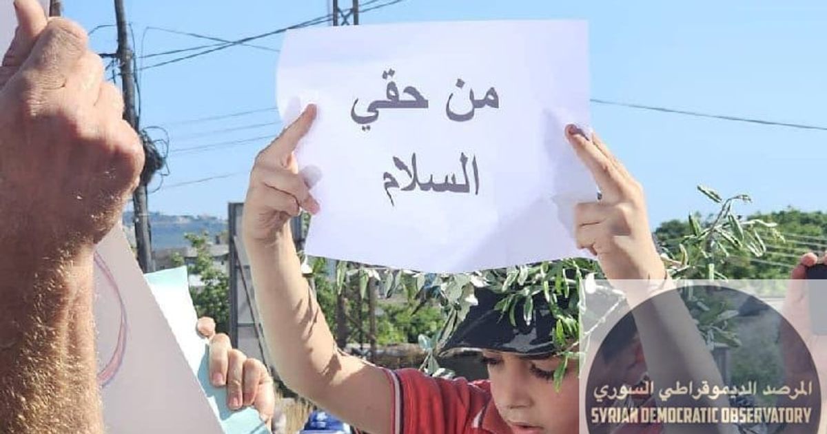 رأس العين | ريف جبلة: مظاهرة للعلويين ترفع شعار "من حقي السلام" في قرية رأس العين بريف جبلة تنديداً بالقتل والخطف والإرهاب اليومي الذي يتعرض له أبناء الطائفة على يد عناصر السلطة الجهادية.