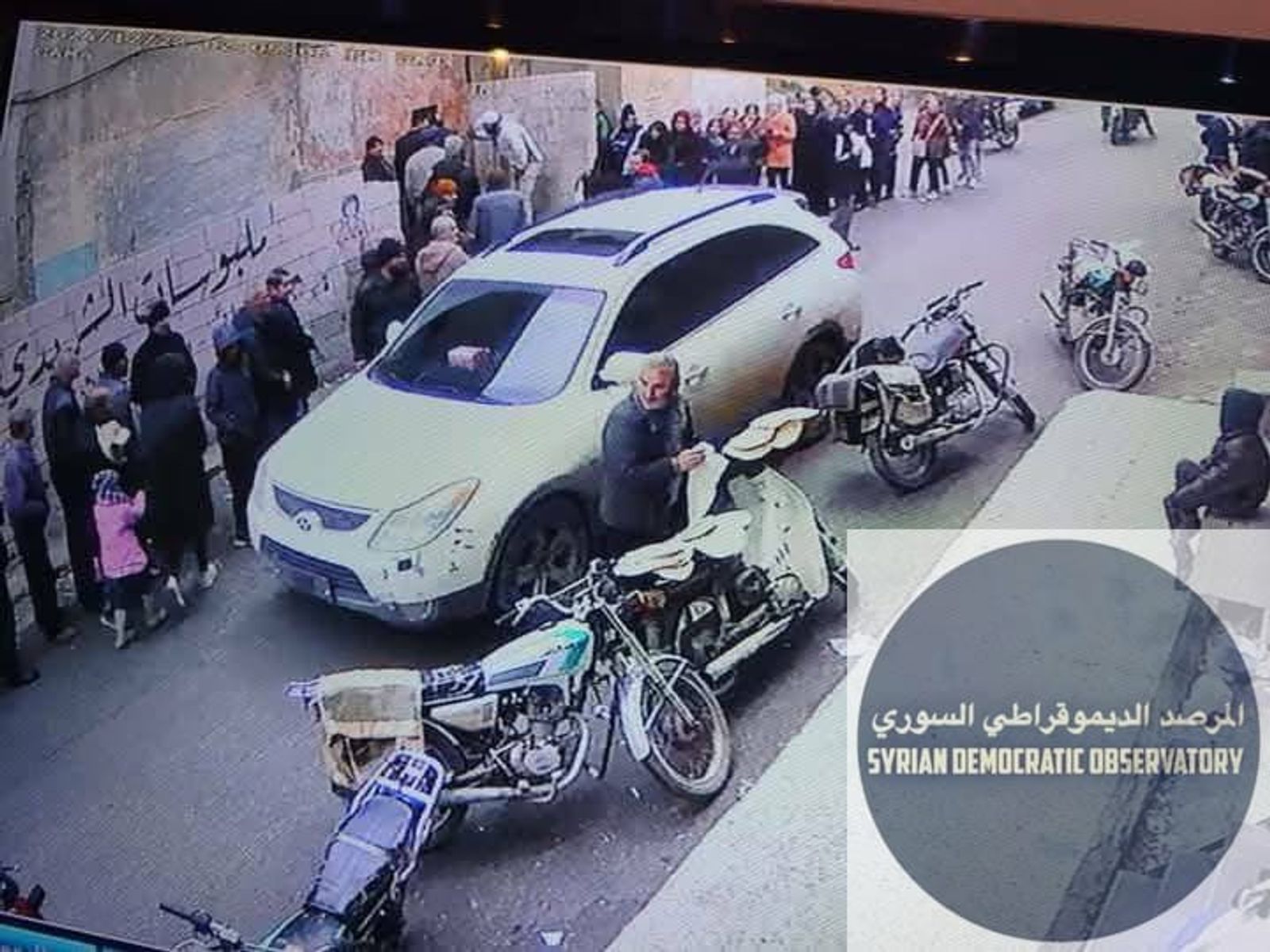قامت مجموعة مسلح تستقل سيارة جيب هيونداي بالسطو تحت تهديد السلاح على عدة محلات بشارع حمص الفرعي في مدينة في محافظة وحدث ذلك الأمس عند ساعة الثانية ظهرا، ومن ثم لاذت بالفرار باتجاه طريق الفردوس.