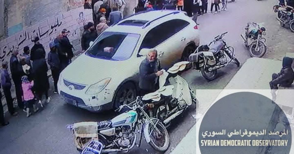 قامت مجموعة مسلح تستقل سيارة جيب هيونداي بالسطو تحت تهديد السلاح على عدة محلات بشارع حمص الفرعي في مدينة في محافظة وحدث ذلك الأمس عند ساعة الثانية ظهرا، ومن ثم لاذت بالفرار باتجاه طريق الفردوس.