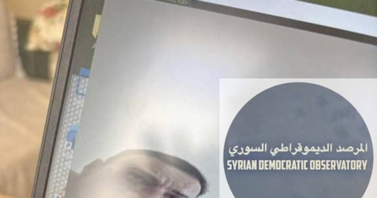 الحمار سهيل الحسن وهو يتواصل مع الضابط الروسي على الكميرا، الحمار سهيل الحسن من كتر مو حمار رغم أنه موجود بروسيا إلا أنه كان ضباط المخابرات الروسية والاسرائيلين (الجولانيين) يتواصلون معه على الانترنت
