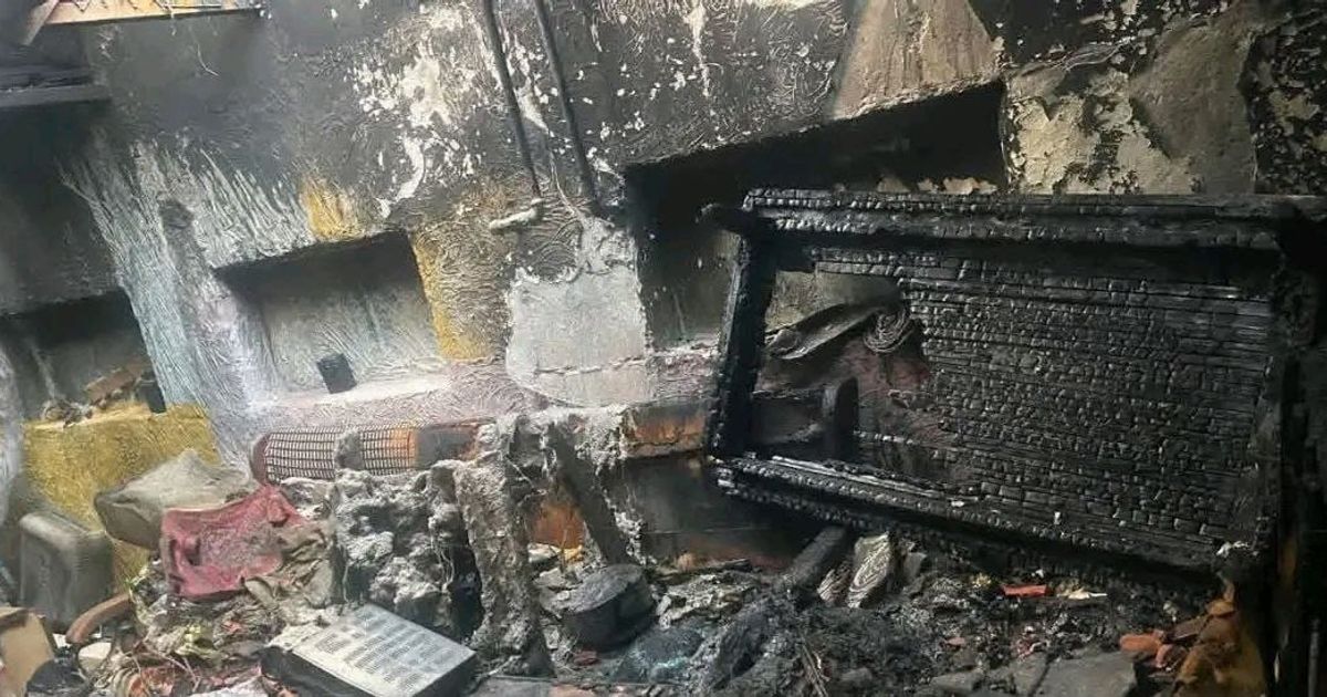 حريق مجهول الأسباب اندلع داخل منزل في حي بمدينة ، ما أدى إلى وفاة الأب واحتراق المنزل بالكامل بما فيه من أثاث، فيما نجت الأم وأطفالها الأربعة من الحادث.