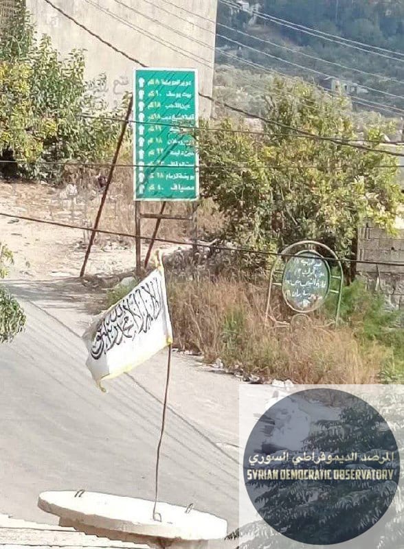 🇸🇾 رفع الراية القديمة لتنظيم جبهة النصرة الإرهابي في مدينة الدريكيش ذات الغالبية العلوية، يوم أمس 18 أيلول/سبتمبر