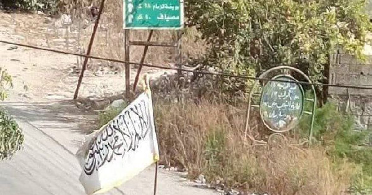 🇸🇾 رفع الراية القديمة لتنظيم جبهة النصرة الإرهابي في مدينة الدريكيش ذات الغالبية العلوية، يوم أمس 18 أيلول/سبتمبر