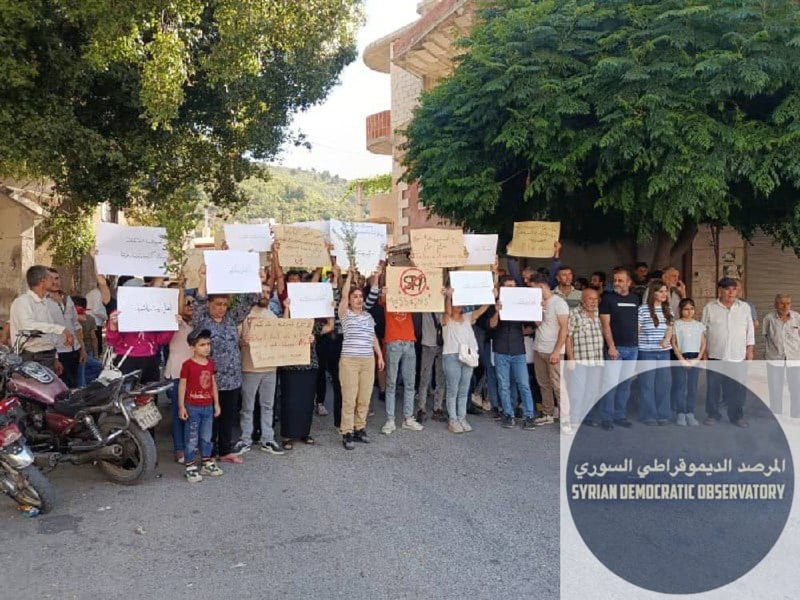 ريف جبلة | بيت ياشوط: مظاهرة أخرى في بلدة بيت ياشوط تتطالب بالإفراج عن المعتقلين وتنديداً بالقتل والخطف اليوم الذي يستهدف أبناء الطائفة العلوية