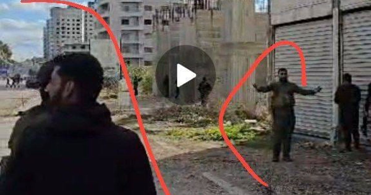 اللاذقية : مشاهد تظهر شبيحة الجولاني المدنيين يحمل أسلحة نارية ويقفون مع ميلشيات الأمن العام الإرهابية للاعتداء على المتظاهرين العلويين
